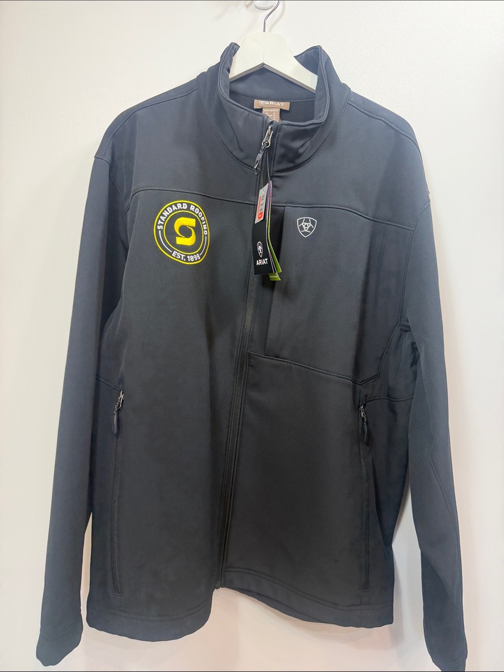 Ariat Men’s Vernon 2.0 Softshell jacket black size XL. NWT. Logo.